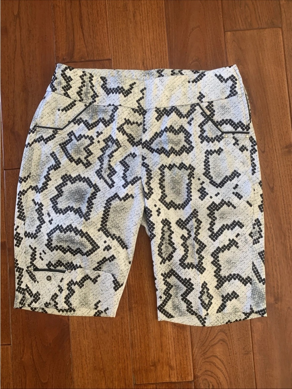 Jamie Sadock Bermuda Shorts Sz 8 Snake Print Skinnylicious Golf Side Zip Pockets